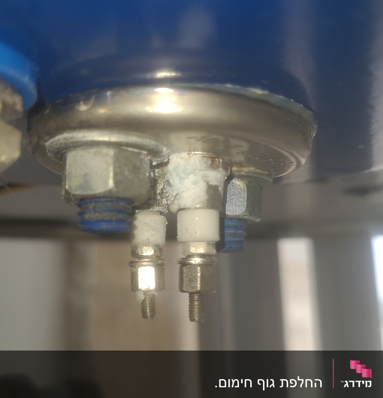 חיבורים מתכתיים עם חלודה על דוד שמש